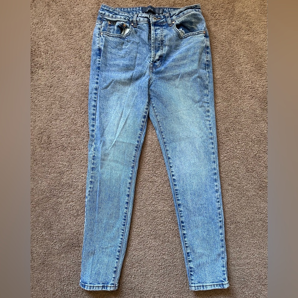Light blue high-waisted jeans